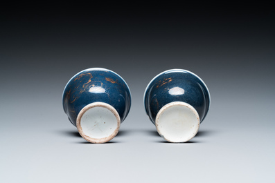 Een paar Chinese poederblauwe stem cups met verguld decor, Kangxi