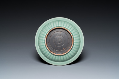 Een Chinese celadon 'lotus' schotel, Qianlong/Jiaqing