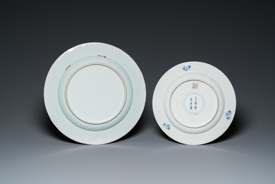 Un plat et sept assiettes en porcelaine de Chine en bleu et blanc &agrave; d&eacute;cor de fleurs et de paysages, Kangxi/Qianlong