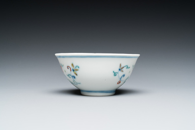 Bol en porcelaine de Chine doucai &agrave; d&eacute;cor floral, marque et probablement &eacute;poque de Yongzheng