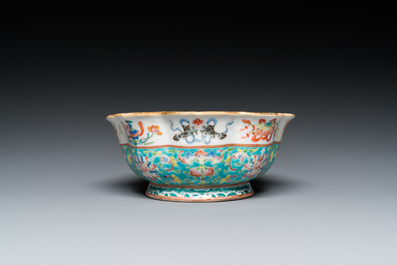 Bol en porcelaine de Chine famille rose &agrave; d&eacute;cor 'bajixiang' sur fond turquoise, marque et &eacute;poque de Tongzhi