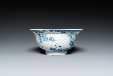 Bol en porcelaine de Chine en bleu et blanc &agrave; d&eacute;cor de fleurs de cerisier, Kangxi