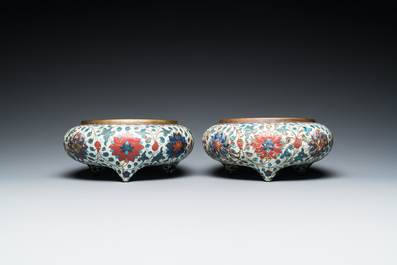 Een paar Chinese driepotige cloisonn&eacute; wierookbranders, Fang Ming merk, Qing