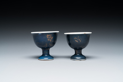 Paire de bols sur piedouches en porcelaine de Chine bleu poudr&eacute; &agrave; d&eacute;cor dor&eacute;, Kangxi