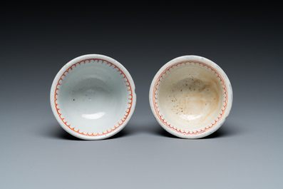 Een paar Chinese poederblauwe stem cups met verguld decor, Kangxi