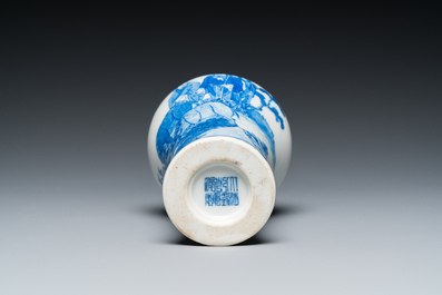 Vase de forme 'meiping' en porcelaine de Chine en bleu et blanc, marque de Qianlong, R&eacute;publique