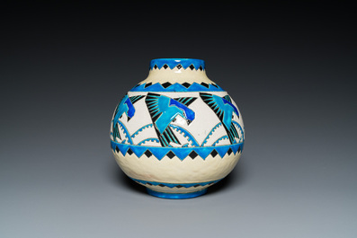 Charles Catteau (1880-1966) pour Boch K&eacute;ramis: un vase Art Deco de forme globulaire &agrave; d&eacute;cor d'hirondelles en &eacute;maux craquel&eacute;s