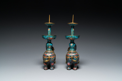 Paire de bougeoirs en forme de pixiu en &eacute;maux cloisonn&eacute;s, Chine, Qing