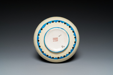 Charles Catteau (1880-1966) voor Boch K&eacute;ramis: een bolvormige Art Deco vaas met craquel&eacute; decor van zwaluwen