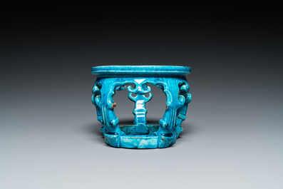 Een Chinees monochroom turquoise-geglazuurd ornament voor een vissenkom, Kangxi