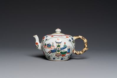 Een Chinese famille verte theepot met decor van antiquiteiten, Kangxi