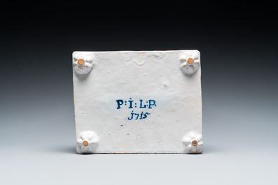 Encrier en fa&iuml;ence en bleu et blanc dans le style de Delft, sign&eacute; et dat&eacute; 1715, probablement Allemagne
