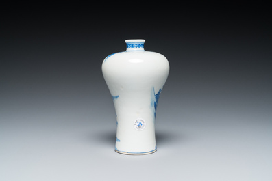 Vase de forme 'meiping' en porcelaine de Chine en bleu et blanc, marque de Qianlong, R&eacute;publique