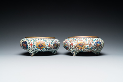 Een paar Chinese driepotige cloisonn&eacute; wierookbranders, Fang Ming merk, Qing