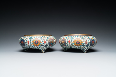 Een paar Chinese driepotige cloisonn&eacute; wierookbranders, Fang Ming merk, Qing