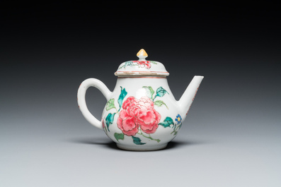 Een Chinese famille rose theepot en deksel met pioenen, Yongzheng