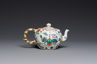 Een Chinese famille verte theepot met decor van antiquiteiten, Kangxi