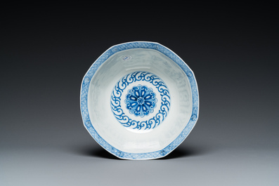 Een Chinese blauw-witte kom met spelende jongens, Fu Hai Cang Zhen 福海藏珍 merk, Daoguang