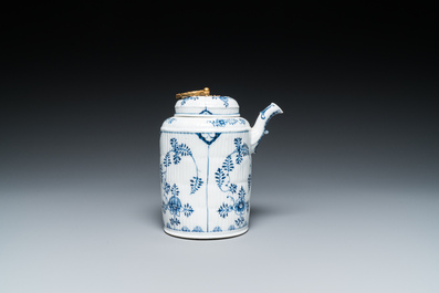 Zes blauw-witte porseleinen koppen en schotels, een chocoladekan, een kom en een theebus, Meissen, 18e eeuw