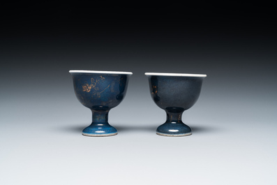 Een paar Chinese poederblauwe stem cups met verguld decor, Kangxi