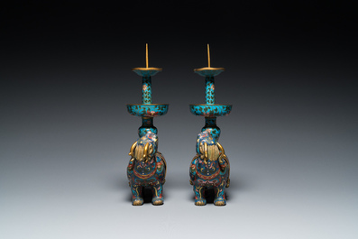 Een paar Chinese cloisonn&eacute; kandelaars in de vorm van pixiu, Qing