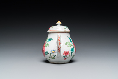 Th&eacute;i&egrave;re couverte en porcelaine de Chine famille rose &agrave; d&eacute;cor de pivoines, Yongzheng