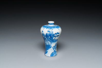 Vase de forme 'meiping' en porcelaine de Chine en bleu et blanc, marque de Qianlong, R&eacute;publique