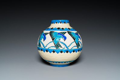 Charles Catteau (1880-1966) pour Boch K&eacute;ramis: un vase Art Deco de forme globulaire &agrave; d&eacute;cor d'hirondelles en &eacute;maux craquel&eacute;s