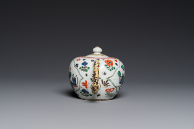 Een Chinese famille verte theepot met decor van antiquiteiten, Kangxi