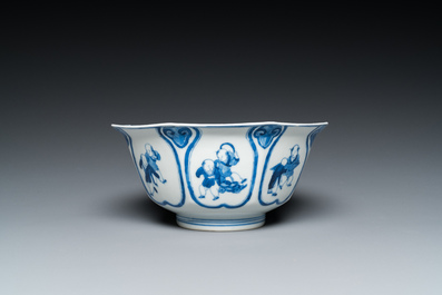 Een Chinese blauw-witte kom met spelende jongens, Fu Hai Cang Zhen 福海藏珍 merk, Daoguang