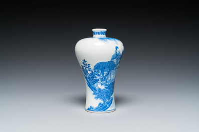 Vase de forme 'meiping' en porcelaine de Chine en bleu et blanc, marque de Qianlong, R&eacute;publique