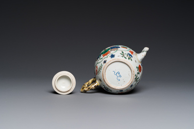 Een Chinese famille verte theepot met decor van antiquiteiten, Kangxi