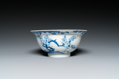 Een Chinese blauw-witte kom met bloesemdecor, Chenghua merk, Kangxi