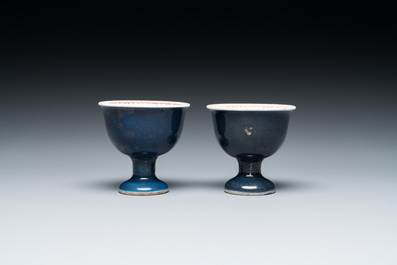 Een paar Chinese poederblauwe stem cups met verguld decor, Kangxi