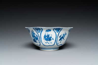 Een Chinese blauw-witte kom met spelende jongens, Fu Hai Cang Zhen 福海藏珍 merk, Daoguang