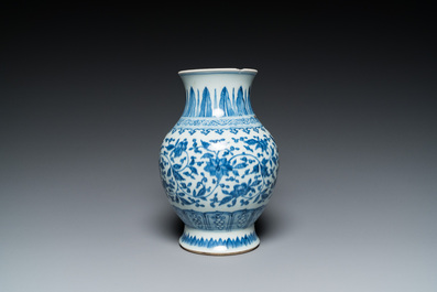 Een Chinese blauw-witte vaas met lotusslingers in Ming-stijl, Qianlong