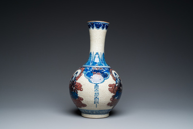 Vase de forme bouteille en porcelaine de Chine en bleu, blanc et rouge de cuivre dit 'de Nankin', marque de Yongzheng, 19/20&egrave;me