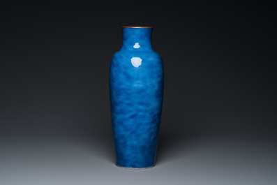 Vase en porcelaine de Chine en bleu poudr&eacute; au col mont&eacute; de cuivre, marque de Xuande, Kangxi