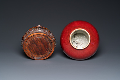 Een Chinese langyao vaas op fraaie houten sokkel, 18/19e eeuw