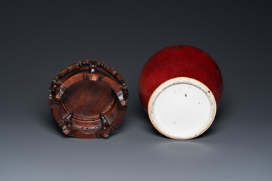 Vase en porcelaine de Chine &agrave; &eacute;mail langyao sur socle en bois sculpt&eacute;, 18/19&egrave;me