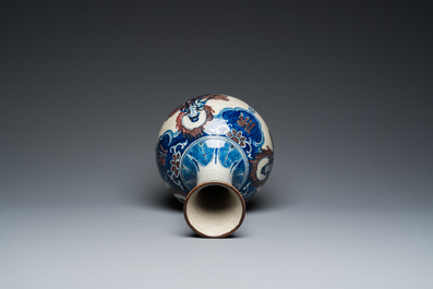 Een Chinese blauw-witte en koperrode flesvormige Nanking vaas, Yongzheng merk, 19/20e eeuw