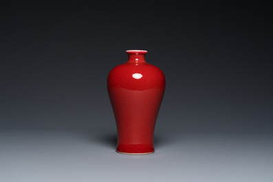 Vase de forme 'meiping' en porcelaine de Chine en rouge de cuivre monochrome sur socle en bois, R&eacute;publique