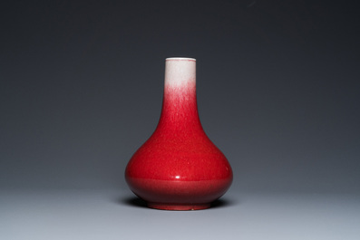 Vase de forme bouteille en porcelaine de Chine &agrave; &eacute;mail langyao, 18/19&egrave;me