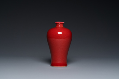 Vase de forme 'meiping' en porcelaine de Chine en rouge de cuivre monochrome sur socle en bois, R&eacute;publique