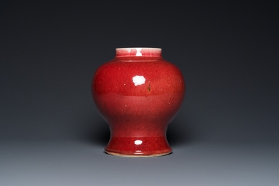 Vase en porcelaine de Chine &agrave; &eacute;mail langyao sur socle en bois sculpt&eacute;, 18/19&egrave;me