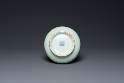 Vase de forme 'hu' en porcelaine de Chine &agrave; &eacute;mail c&eacute;ladon, marque de Qianlong, 19/20&egrave;me