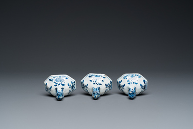 Garniture de cinq vases en fa&iuml;ence de Delft en bleu et blanc &agrave; d&eacute;cor chinois, 1er quart du 18&egrave;me