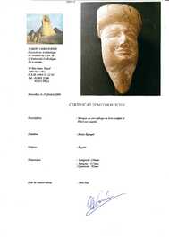 Een Egyptisch houten dodenmasker en een zandstenen hoofd, Late Tijd en Sa&iuml;tische periode