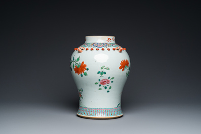 Vase en porcelaine de Chine famille rose au couvercle en bois, 19&egrave;me