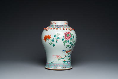 Vase en porcelaine de Chine famille rose au couvercle en bois, 19&egrave;me